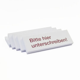 Frontansicht von fünf liegenden Haftnotizen mit der Aufschrift „Bitte hier unterschreiben!“ von DWS Medien